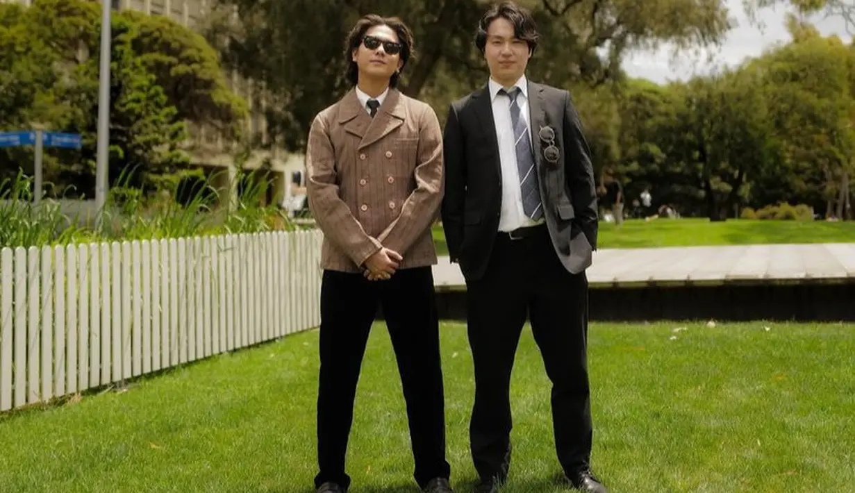 Di hari wisudanya, Iqbaal juga mengenakan blazer coklat dengan kancing di bagian depan sebelum ia mengenakan jubahnya. . [@jozz-felix]