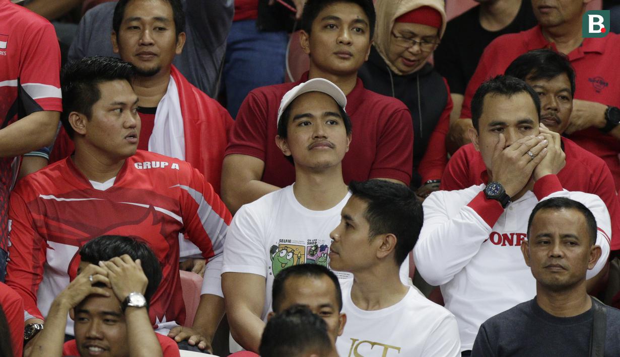 Putra Presiden Joko Widodo, Kaesang Pangarep, menonton laga Piala AFF 2018 antara Singapura melawan Timnas Indonesia di Stadion Nasional, Singapura, Jumat (9/11). Singapura menang 1-0 atas Indonesia. (Bola.com/M Iqbal Ichsan)