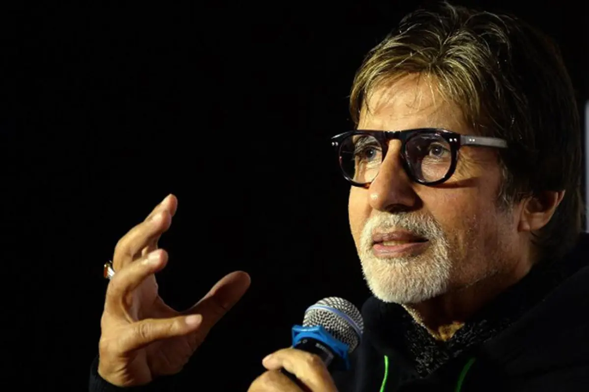 Amitabh Bachchan dalam konferensi pers rilis filmnya pada 2015 (AFP)