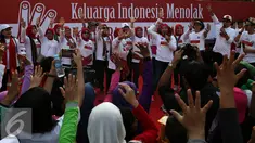Organisasi Aksi Solidaritas Era (Oase) mengkampanyekan dukungan Keluarga Indonesia Menolak Narkoba, Pornografi, dan Kekerasan Terhadap Perempuan dan Anak saat Car Free Day di Bundaran HI, Jakarta, Minggu (4/9). (Liputan6.com/Johan Tallo)