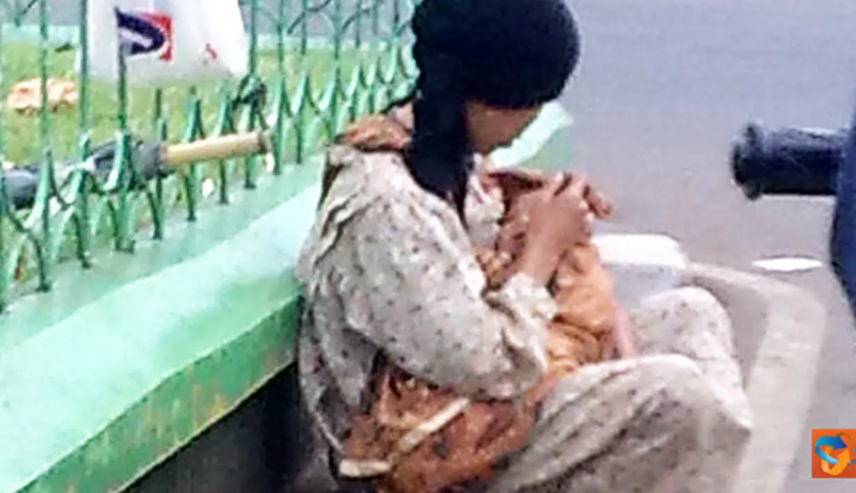 Citizen6, Jakarta: Seorang nenek terlihat sedang mengemis di lampu merah pinggiran Kota Jakarta. Nenek tersebut terlihat sedang menggendong bayi yang masih merah. Bayi tersebut diperkirakan baru beberapa minggu dilahirkan.(Pengirim: Prio)