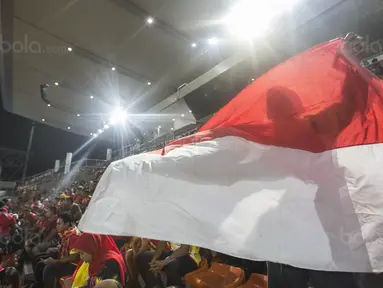 Suporter Selangor FA mengibarkan bendera Indonesia saat melawan Kuala Lumpur FA pada laga Liga Super Malaysia di Stadion Kuala Lumpur, Cheras, Minggu (4/2/2018). Kuala Lumpur FA kalah 0-2 dari Selangor FA. (Bola.com/Vitalis Yogi Trisna)