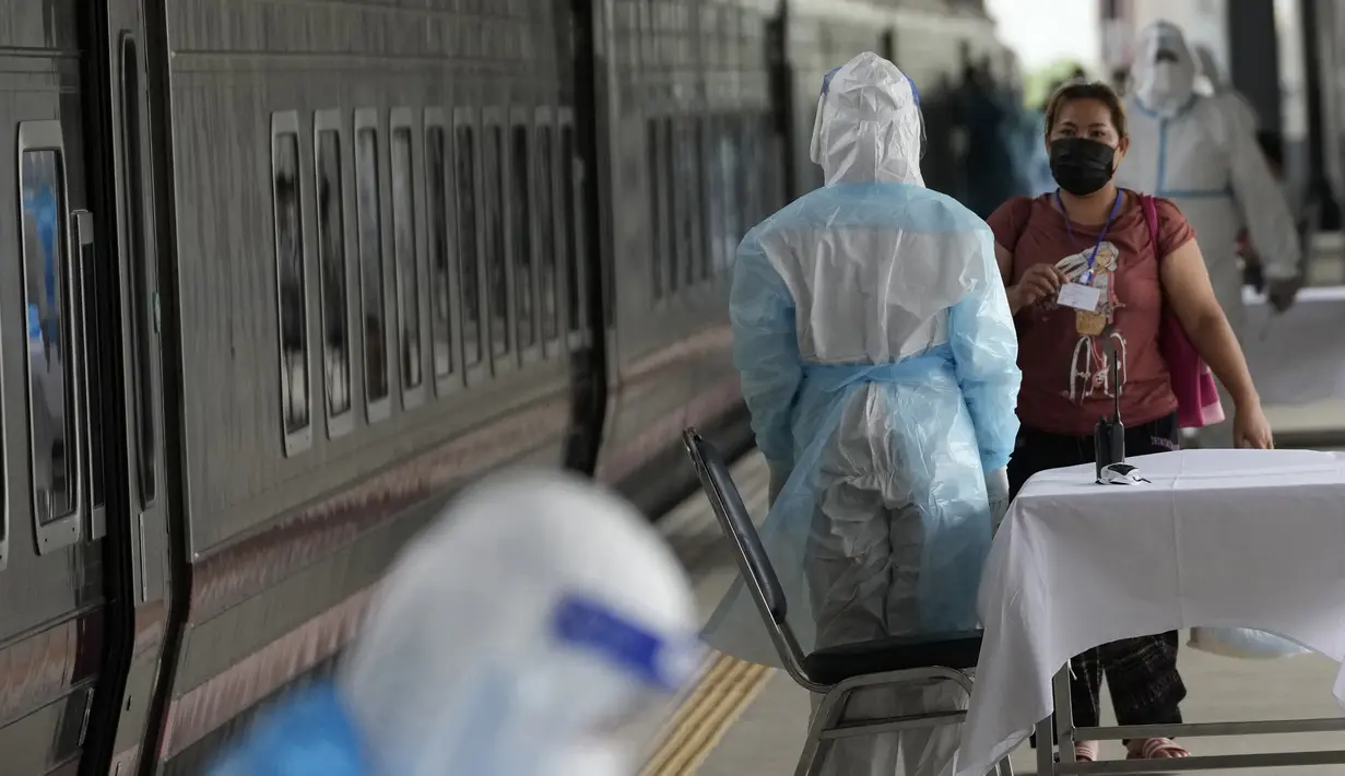 Petugas kesehatan berbicara dengan pasien COVID-19 di Stasiun Rangsit, Provinsi Pathum Thani, Thailand, Selasa (27/7/2021). Otoritas Thailand mengirim pasien COVID-19 dari Bangkok ke kota asal mereka untuk isolasi dan perawatan. (AP Photo/Sakchai Lalit)
