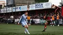 Pemain Tamworth, Kai Williams (kanan) melakukan umpan silang dibayangi pemain Tottenham Hotspur pada laga Piala FA 2024/2025 di The Lamb Ground, Tamworth, Inggris, Minggu (12/01/2025) waktu setempat. (AFP/Henry Nicholls)