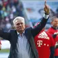 Pelatih Bayern Munchen, Jupp Heynckes, merayakan kemenangan atas FC Augsburg pada laga Bundesliga di WWK Arena, Augsburg, Sabtu (7/4/2018). Bayern Munchen menang 4-1 atas FC Augsburg. (AP/Sven Hoppe)