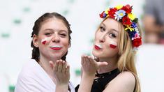 Dua fans cantik Polandia memberi salam sebelum laga antara timnya melawan Swiss pada Piala Eropa 2016 di Stadion Geoffroy-Guichard, Saint-Etienne (26/6/2016) WIB.  (REUTERS/Jason Cairnduff)