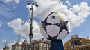 Pemandangan Bola kaki besar yang menghiasi jalan utama Khreshchatyk, Kiev, Ukraina (22/5). Kota Kiev akan menjadi tuan rumah penyelenggaraan final Liga Champions antara Real Madrid dan Liverpool di Olimpiyskiy Stadion. (AFP Photo/Sergei Supinsky)