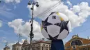 Pemandangan Bola kaki besar yang menghiasi jalan utama Khreshchatyk, Kiev, Ukraina (22/5). Kota Kiev akan menjadi tuan rumah penyelenggaraan final Liga Champions antara Real Madrid dan Liverpool di Olimpiyskiy Stadion. (AFP Photo/Sergei Supinsky)
