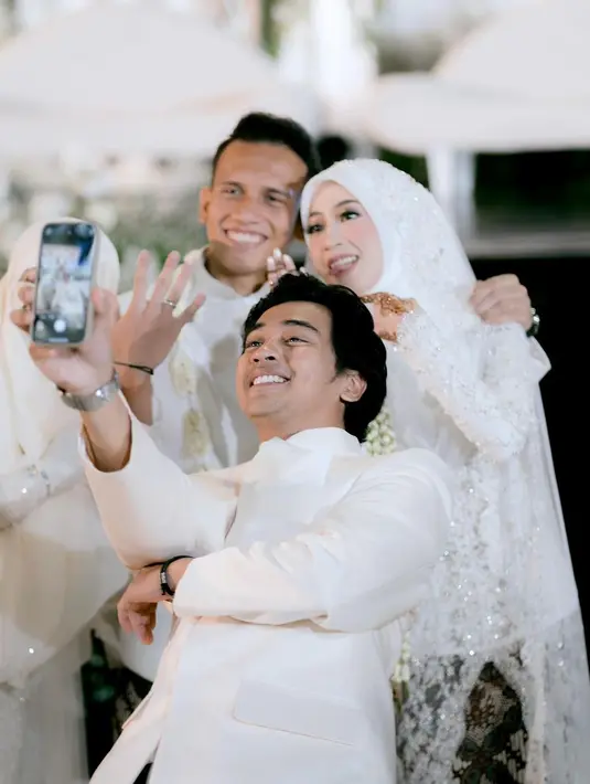 Akad nikah berlangsung di Hallf Patiunus, Kebayoran Baru, Jakarta Selatan, Minggu (10/12). Egy memberikan mas kawin terdiri dari 46 gram logam mulia, 14 gram perhiasan emas dan uang sebesar 1.210 euro. [Instagram/antzcreator]