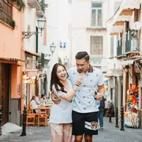 Indra Priawan dan Nikita Willy terlihat mesra ketika mereka jalan-jalan di Sorrento, Italia. "The truth is - i don’t like to share my ice cream," tulis Nikita. (Foto: instagram.com/nikitawillyofficial94)