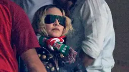 Penyanyi AS, Madonna saat menyaksikan pertandingan kualifikasi Piala Dunia 2018 antara Portugal dan Swiss di Stadion Luz di Lisbon (10/10). Madonna tampil mengenakan jaket dan kacamata hitam. (AFP Photo/Francisco Leong)