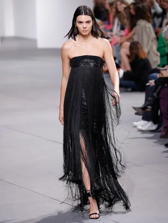 Penampilan Kendall Jenner berjalan di atas catwalk saat tampil dalam Michael Kors Autumn/Winter 2017 dalam acara New York Fashion Week di Manhattan, AS (15/2). (JP Yim/Getty Images for Michael Kors/AFP)