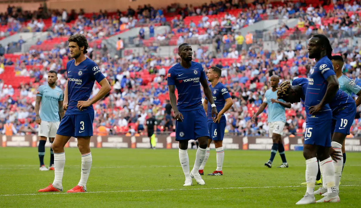 Ekspresi pemain Chelsea usai kalah melawan Manchester City dalam Community Shield di Wembley, London, Inggris, Minggu (5/8). Manchester City menang 2-0. (AP Photo/Tim Ireland)