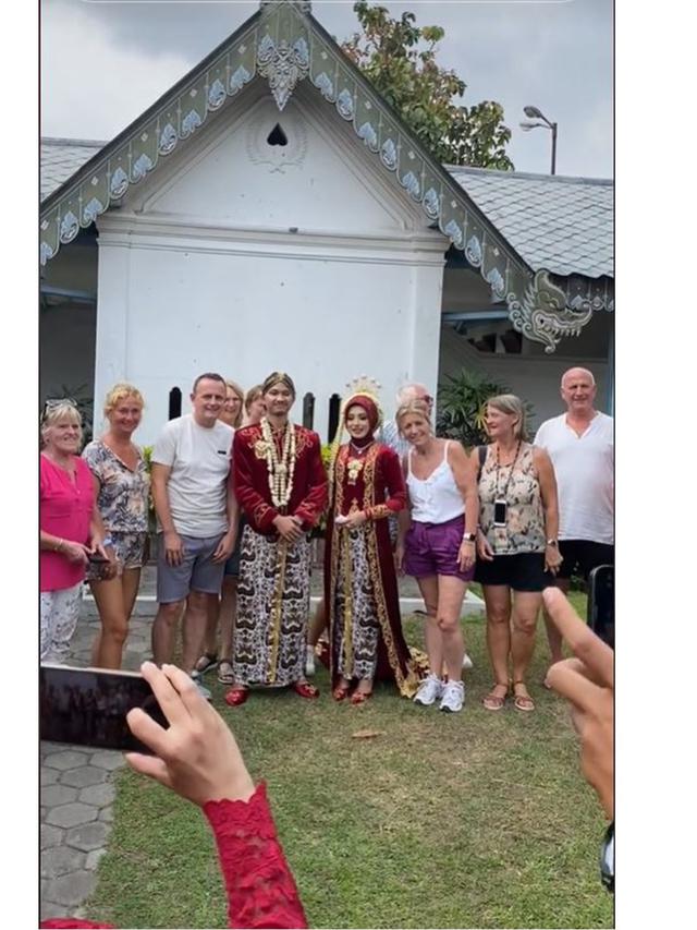 Momen Pernikahan Dikira Wisata oleh Rombongan Bule, Ramai Minta Foto Bareng
