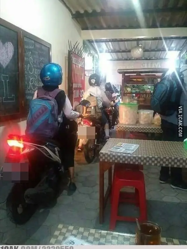 6 Potret Orang Jualan di Tempat Sempit Ini Bikin Tepuk Jidat, Pembeli Kesusahan