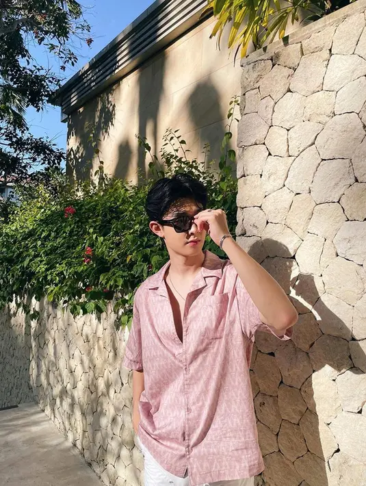 "bali is nice" tulis Gabriel Prince saat pose candid di bawah golden hour. Diduga foto itu diambil saat Prince sedang berada di Pulau Dewata Bali.  (Liputan6.com/IG/@phrrince)