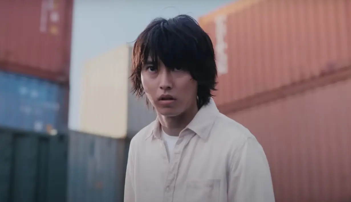 Arisu (Kento Yamazaki) akan melanjutkan petualangannya menyelesaikan permainan teka-teki kematian. Aktor yang memiliki nama panggilan Yamaken ini akan bermain kembali dengan sejumlah aktor dari musim pertama seperti Aya Asahina, Nijiro Murakami, Riisa Naka, Dori Sakurada, Ayaka Miyoshi, dan Sho Aoyagi. (Instagram/@netflixid)