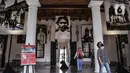 <p>Pengunjung mengamati koleksi foto arsip tentang sejarah Indonesia dalam pameran Indonesia Bergerak 1900-1942 (Revamped) di Gedung Arsip Nasional, Jakarta, Selasa (15/12/2020). Pameran tersebut berlangsung mulai 11 hingga 16 Desember 2020. (merdeka.com/Iqbal Nugroho)</p>