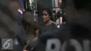 Jessica Kumala Wongso berada di dalam mobil tahanan usai polisi serahkan Jessica ke Kejaksaan Negeri Pusat, Jakarta, (27/5). Jessica akan ditempatkan di ruang masa pengenalan awal lingkungan (Mapenaling) Rutan Pondok Bambu. (Liputan6.com/Faizal Fanani)