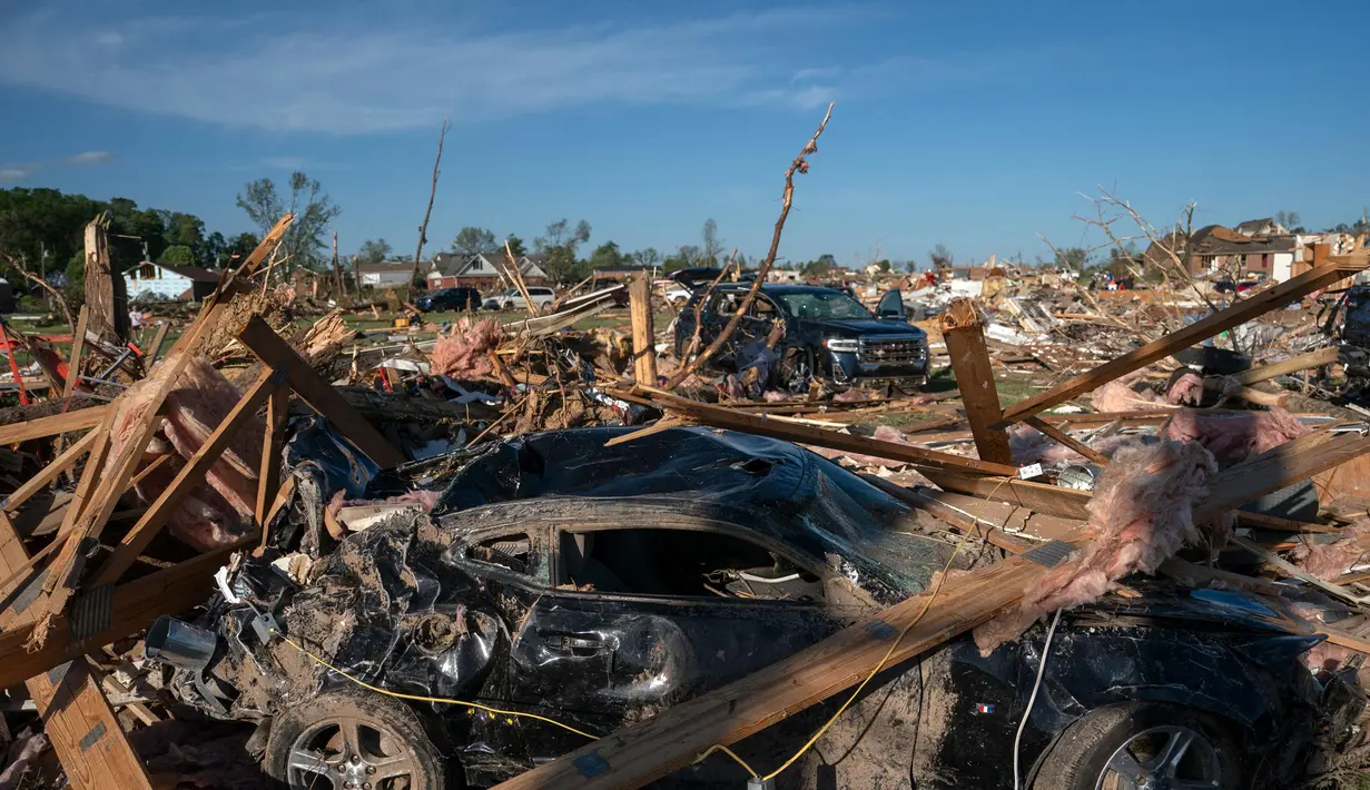 Tornado juga menyebabkan kerusakan pada komunitas lokal dan memutus aliran listrik ke hampir 200.000 rumah. (Allison Joyce/AFP)