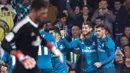 Pemain Real Madrid, Cristiano Ronaldo berselebrasi dengan timnya setelah mencetak gol ke gawang Real Betis pada laga pekan ke-24 La Liga Spanyol, di Estadio Benito Villamarin, Minggu (18/2). Real Madrid menang dengan skor 5-3. (AP/Miguel Morenatti)