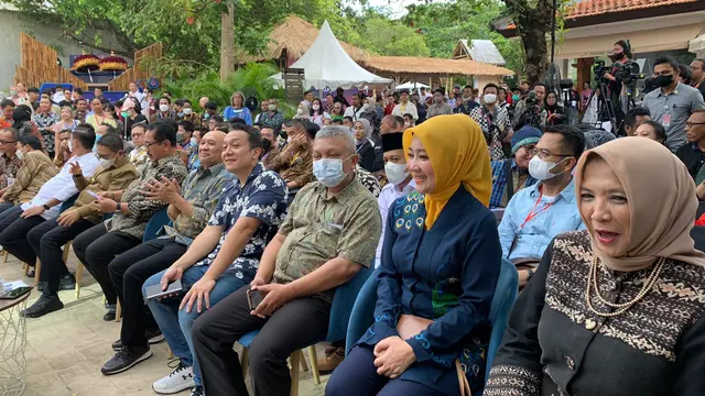 Menteri Koperasi dan UKM Teten Masduki, Wagub Bali Tjokorda Oka Artha Ardana Sukawat hingga Ketua Dekranasda Provinsi Jawa Barat Atalia Praratya hadiri acara pembukaan SMEs Future Village pada Jumat (11/11/2022). (Liputan6/Benedikta Miranti)