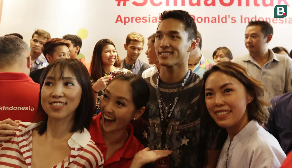Peraih emas bulutangkis, Jonatan Christie, foto bersama fans saat pemberian apresiasi di Sarinah, Jakarta, Rabu (5/9/2018). Peraih medali dari cabor bulutangkis dan wushu mendapat penghargaan berupa logam mulia. (Bola.com/M Iqbal Ichsan)