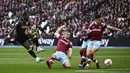 Striker Aston Villa, Jhon Duran (kiri) melepaskan tendangan ke gawang West Ham United pada laga Liga Inggris 2022/2023 di London Stadium, London (12/3/2023). Jhon Duran baru saja didatangkan Aston Villa dari Chicago Fire pada tengah musim 2022/2023 dan hingga kini telah bermain dalam 5 laga di Premier League. Bersama Timnas Kolombia, ia telah dipercaya membela tim senior dan telah mengoleksi 3 caps sejak melakukan debut pada 25 September 2022. (AFP/Ben Stansall)