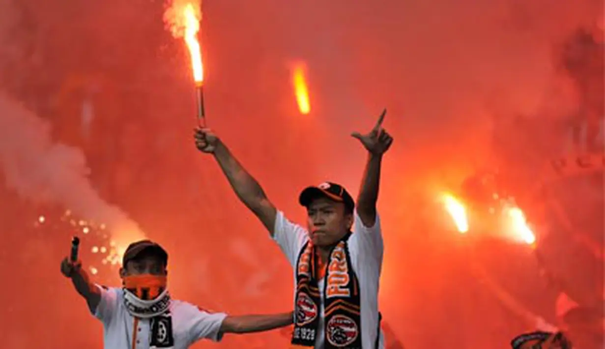 Pendukung Persija Jakarta merayakan gol tim dukungan mereka ke gawang Persijap Jepara dalam laga lanjutan Liga Super Indonesia di Stadion Gelora Bung Karno, Jakarta, Sabtu (29/1). FOTO ANTARA/Ismar Patrizki