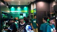 Persebaya Surabaya membuka gerai penjualan merchandise klub di Surabaya Town Square (Sutos), Sabtu (7/4/2018). (Bola.com/Aditya Wany)