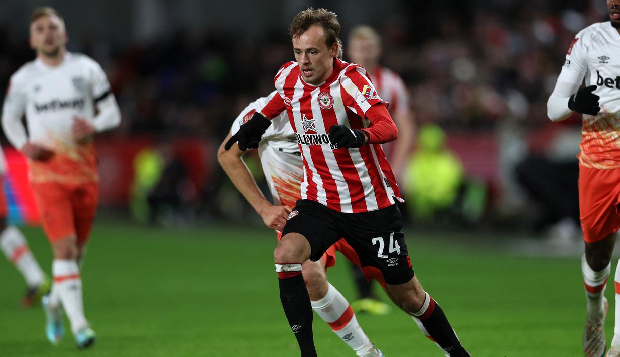 Aksi gelandang Brentford, Mikkel Damsgaard saat menghadapi West Ham United pada laga putaran ketiga Piala FA 2022/2023 di Gtech Community Stadium, London (7/1/2023). Mikkel Damsgaard menjadi pemain terakhir Denmark yang didatangkan Brentford. Ia dibeli dari Sampdoria pada awal musim 2022/2023 dengan nilai transfer 15 juta euro dan hingga kini telah tampil dalam 13 laga di Liga Inggris. (AFP/Adrian Dennis)