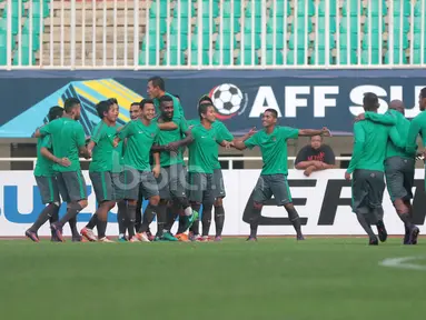Pemain Timnas Indonesia menikmati sesi latihan sambil berpelukan pada sesi uji coba lapangan jelang leg pertama Final Piala AFF 2016  di Stadion Pakansari, Bogor (13/12/2016).  (Bola.com/Nicklas Hanoatubun)