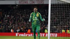 Kiper Manchester United (MU), Altay Bayindir, bereaksi setelah menggagalkan penalti gelandang Arsenal, Kai Havertz, dalam drama adu penalti di putaran ketiga Piala FA yang digelar di Emirates Stadium, Minggu (12/1/2025) malam WIB. MU menyingkirkan Arsenal setelah bermain imbang 1-1 dan menang 5-3 dalam drama adu penalti. (Ian Kington / IKIMAGES / AFP)