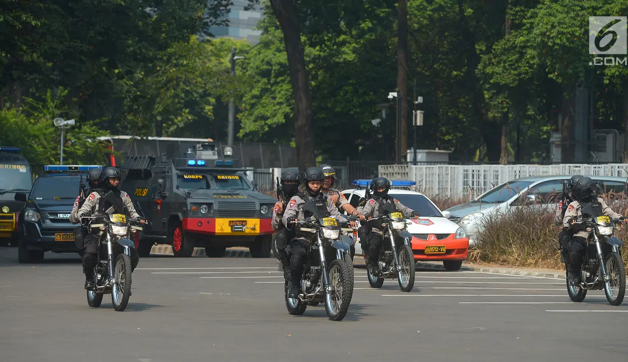 Tim gabungan dari TNI dan Polri melakukan latihan pengamanan Asian Games 2018 di lapangan Istora Senayan, Jakarta, Rabu (18/7). Latihan terkait pengawalan tamu VVIP Asian Para Games 2018 dan mengatasi gangguan yang terjadi. (Merdeka.comImam Buhori)