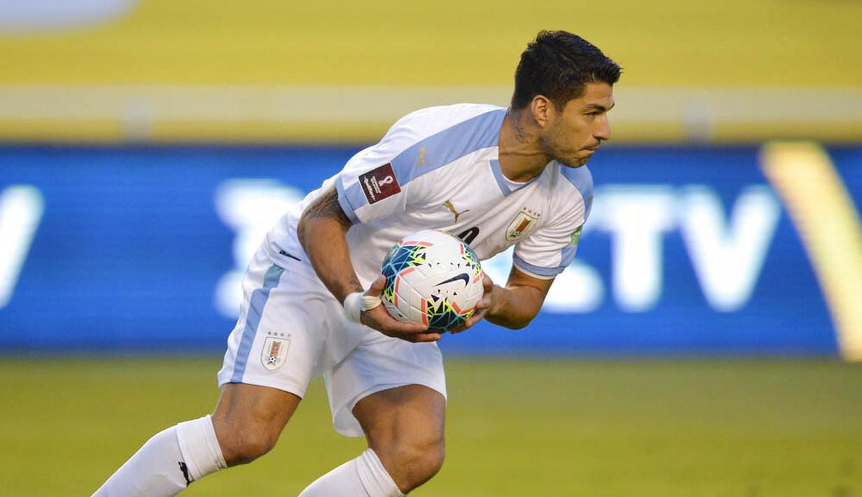 Striker Uruguay, Luis Suarez, membawa bola usai mencetak gol ke gawang Ekuador pada laga kualifikasi Piala Dunia 2022 di Stadion Casa Blanca, Rabu (14/10/2020). Ekuador menang dengan skor 4-2. (Rodrigo Buendia/Pool via AP)