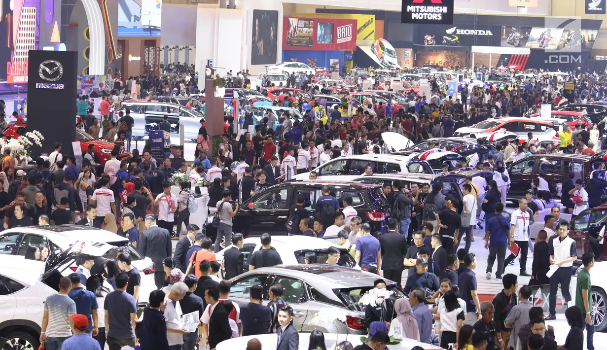 Pengunjung memadati area pameran Gaikindo Indonesia International Auto Show (GIIAS) 2019 di ICE BSD, Tangerang, Sabtu (20/7/2019). Akhir pekan dimanfaatkan warga untuk mengunjungi pameran otomotif GIIAS 2019 terlihat dari padatnya pengunjung di setiap stan. (Liputan6.com/Angga Yuniar)