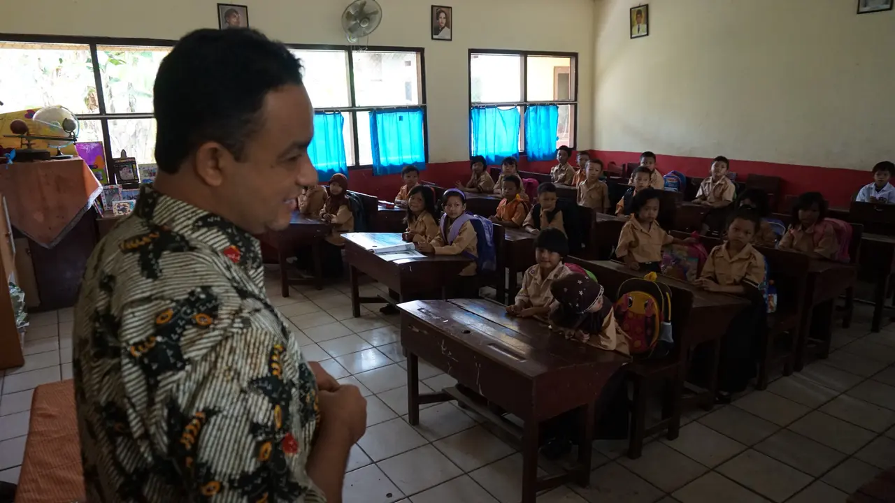 Keakraban Menteri Anies Baswedan dengan Siswa Saat Blusukan di Depok