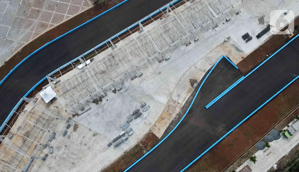 Foto udara suasana pembangunan Jakarta International E-Prix Circuit (JIEC) di kawasan Ancol, Jakarta, Rabu (11/5/2022). Pembangunan JIEC sudah mencapai 100 persen dan menyisakan pemasangan infrastruktur tambahan berupa grandstand dan jembatan penyeberangan yang ditargetkan selesai pada akhir pekan ketiga Mei. (Liputan6.com/Herman Zakharia)