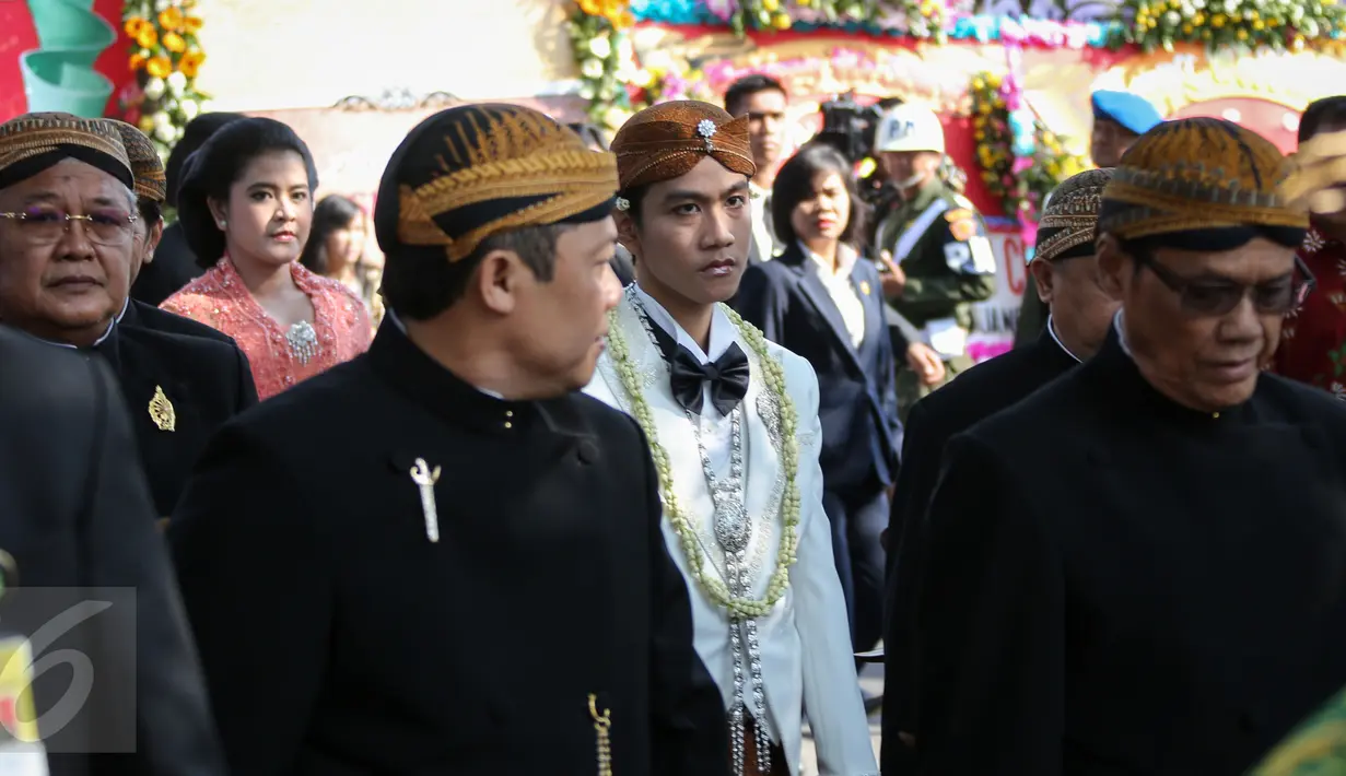 Mengenakan beskap Jawa berwarna broken white, Gibran Rakabuming Raka tiba lokasi akad nikahnya dengan Selvi Ananda, di Gedung Graha Buana, Solo, Jawa Tengah, Kamis (11/6/2015). (Liputan6.com/Faizal Fanani) 