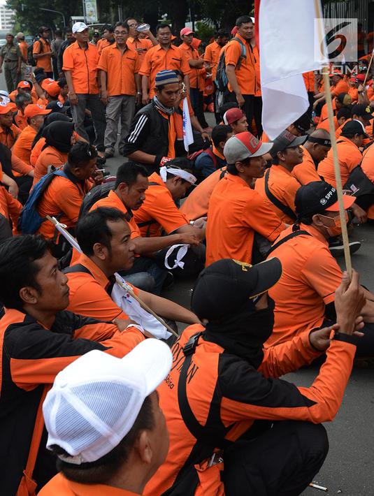 FOTO: Pegawai Pos Indonesia Geruduk Kantor Rini Soemarno ...
