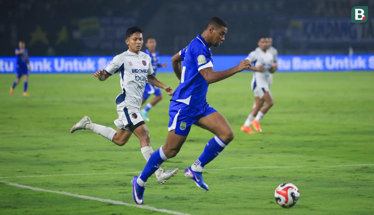 Tambahan tiga poin ini membuat Persib tetap bertengger di puncak klasemen sementara BRI Super League. Pasukan Bojan Hodak kini mengumpulkan 50 poin dari 21 laga yang telah dilalui. (Bola.com/Erwin Snaz)