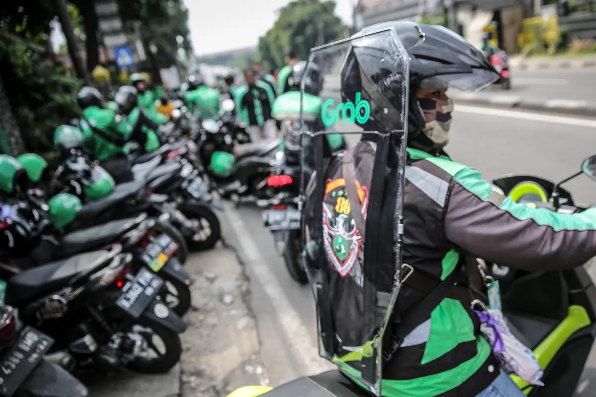 Ojek Online Gunakan Pelindung Pembatas Antar Penumpang