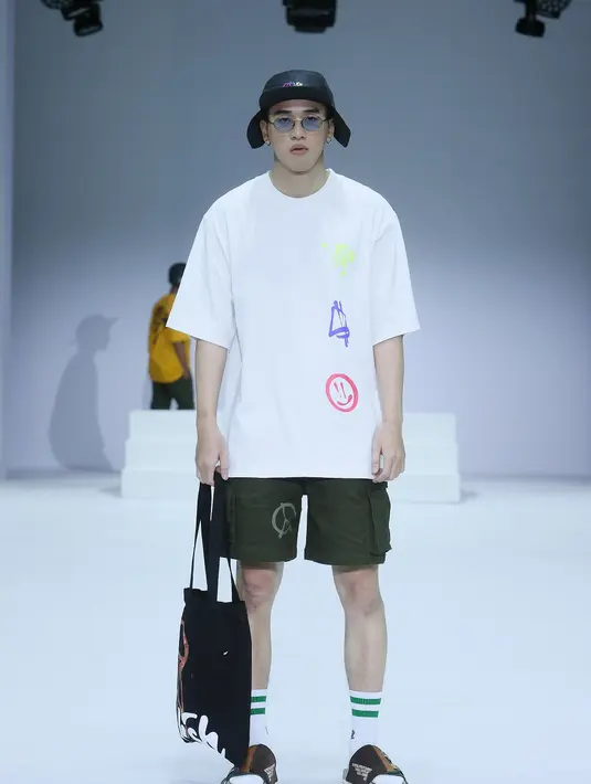 Kali ini koleksi streetwear dari brand Vish by Never Too Lavish yang menampilkan outerwear dengan t-shirt dan pants dengan palet warna army. Gaya streetwear semakin terlihat trendy dengan topi sebagai aksesori. (JFW).
