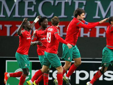 Pemain Lokomotiv Moscow merayakan gol yang dicetak Maicon (kanan) ke gawang Besiktas dalam laga Grup H Liga Europa di Moscow, Russia, Jumat (23/10/2015) dini hari WIB. (Reuters/Maxim Shemetov)