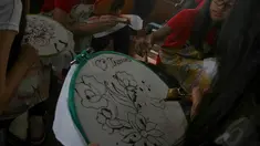 Puluhan siswa sekolah menengah pertama (SMP) belajar membatik di Museum Tekstil, Jakarta, (2/10/14). (Liputan6.com/Faizal Fanani)