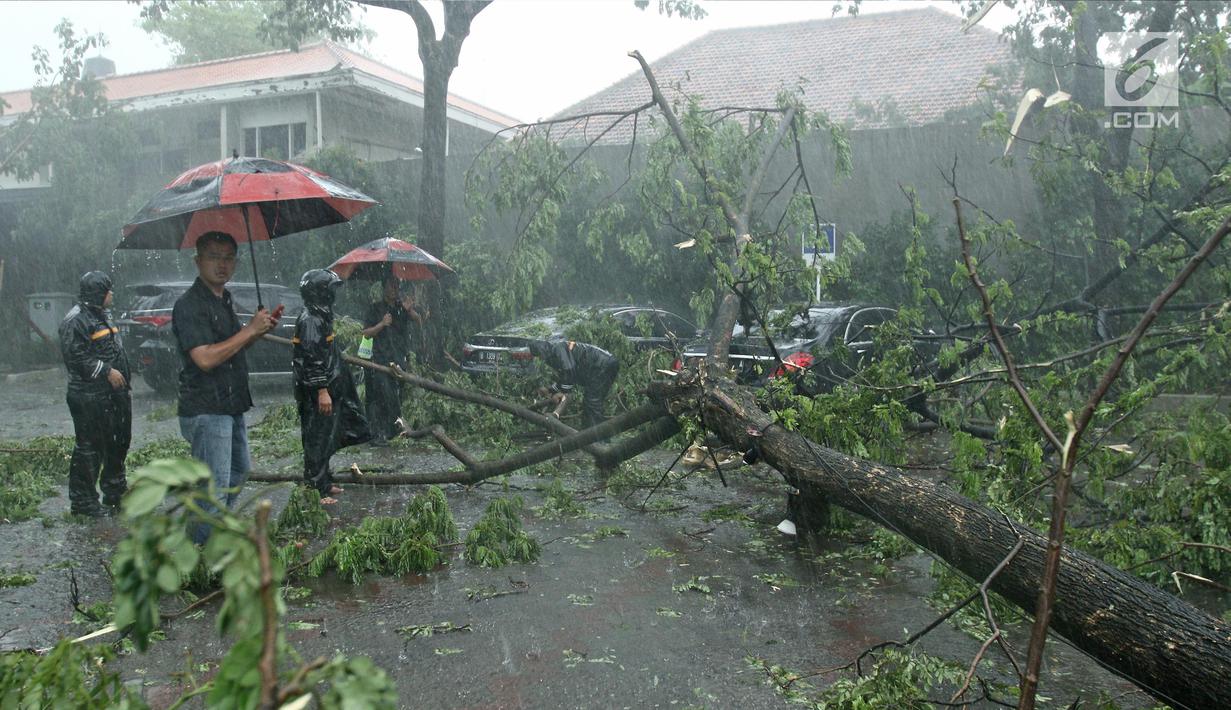 Foto Jakarta Hujan Angin