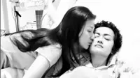 Sarwendah mencium Julia Perez. (Instagram - @sarwendah29)