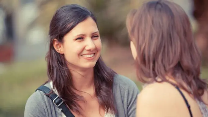 Wanita bergosip/copyright Shutterstock.com