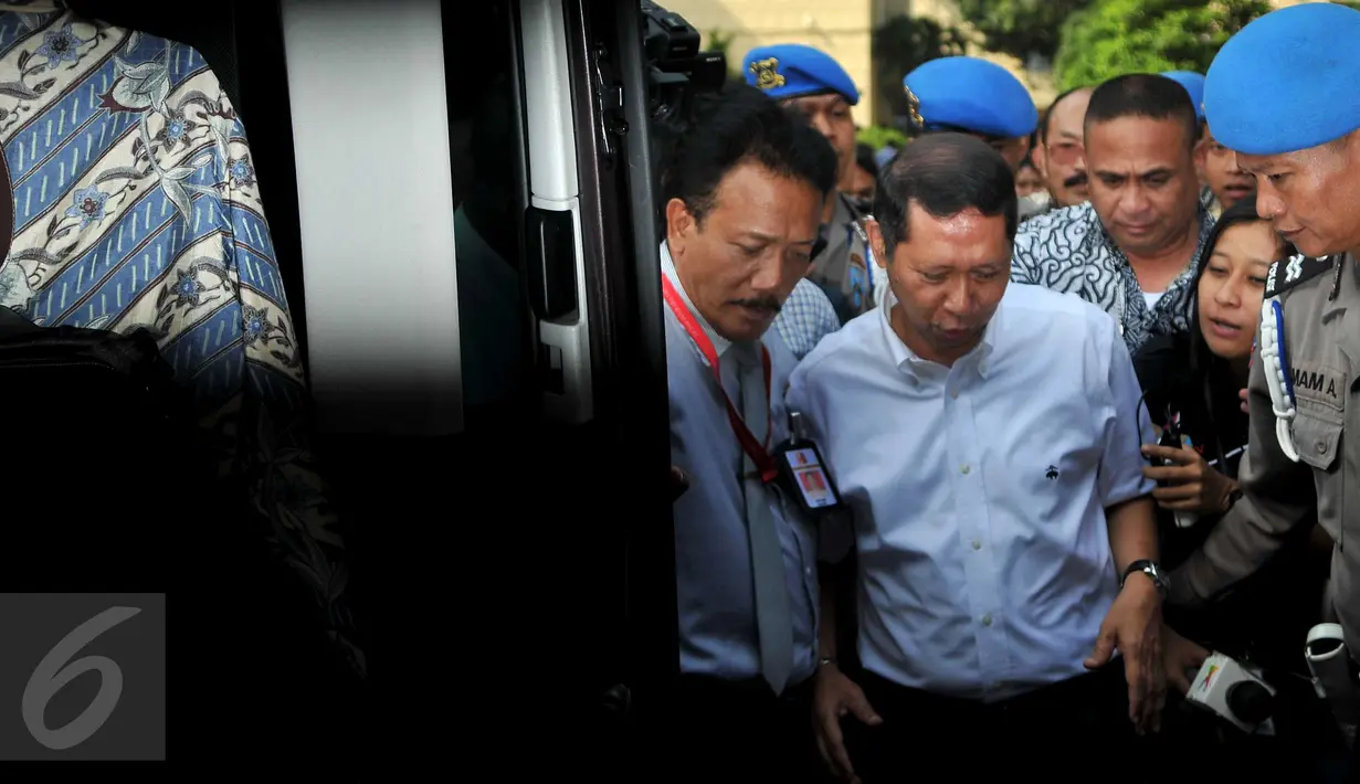 Direktur Utama PT Pelindo II, Richard Joost Lino memasuki mobil yang menjemputnya usai menjalani pemeriksaan di Bareskrim Mabes Polri, Jakarta, (18/11/2015). RJ Lino diperiksa selama 6 jam dengan 12 pertanyaan. (Liputan6.com/Gempur M Surya)