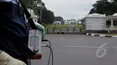 Petugas PLN melakukan pengecekan jaringan kabel di sekitar Istana Bogor, Jawa Barat, Rabu (403/2015). PLN Bogor berencana menambah dua penyulang dengan kapasitas 20KV untuk mendukung kinerja Presiden Joko Widodo.(Liputan6.com/Andrian M Tunay)